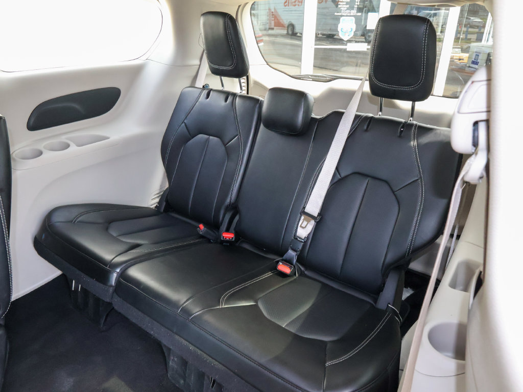 Used 2024 Chrysler Pacifica Touring-L FWD image 16