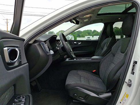 Used 2022 Volvo XC60 B5 Momentum image 14