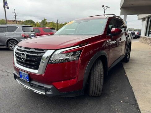 Used 2023 Nissan Pathfinder SL AWD/4WD image 3