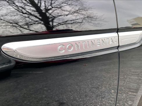 Used 2017 Lincoln Continental Premiere image 9
