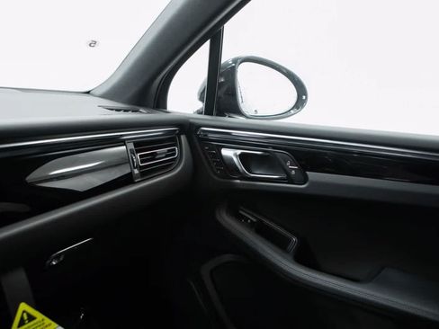 Certified 2026 Porsche Macan AWD/4WD image 30