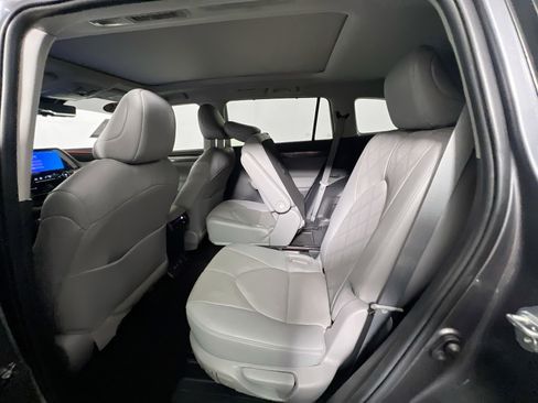 Used 2023 Toyota Highlander Platinum FWD image 29