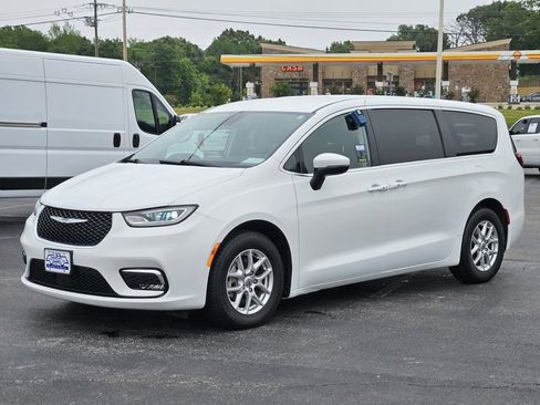 Used 2023 Chrysler Pacifica Touring-L FWD image 3