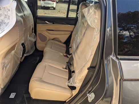 New 2025 Jeep Grand Cherokee Limited image 11