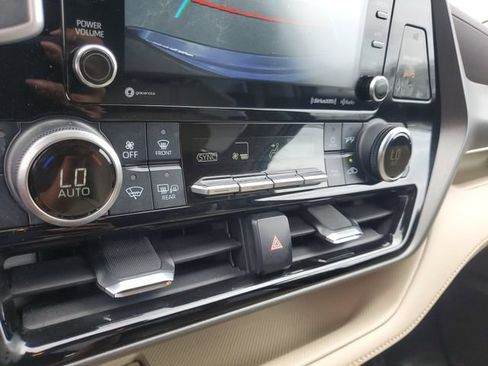 Used 2022 Toyota Highlander XLE FWD image 26