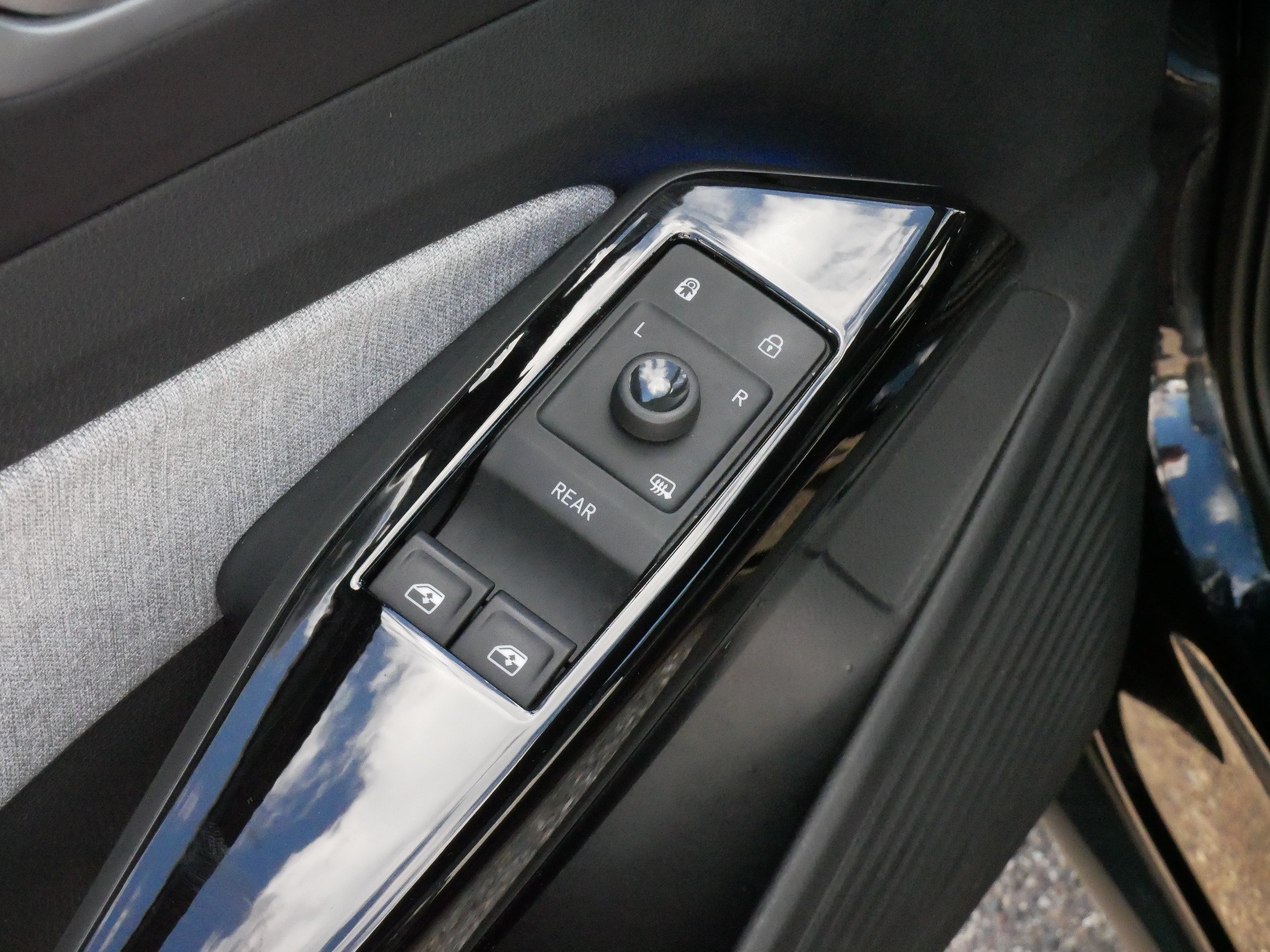 Certified 2023 Volkswagen ID.4 Pro AWD/4WD image 15
