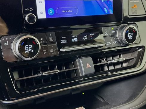 Used 2024 Toyota Highlander XLE image 18