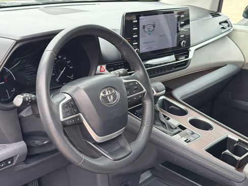 Used 2024 Toyota Sienna XLE FWD image 20