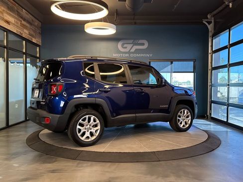 Used 2018 Jeep Renegade Latitude AWD/4WD image 3