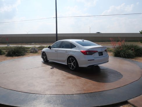 Used 2024 Honda Civic Touring image 4