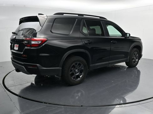 Used 2025 Honda Pilot TrailSport image 8