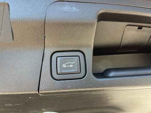Used 2023 GMC Acadia SLT FWD image 7