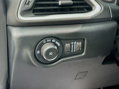 Used 2026 Chrysler Pacifica Select FWD image 10