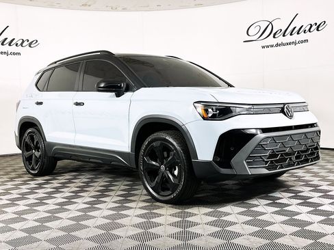 Used 2025 Volkswagen Taos SE AWD/4WD image 1