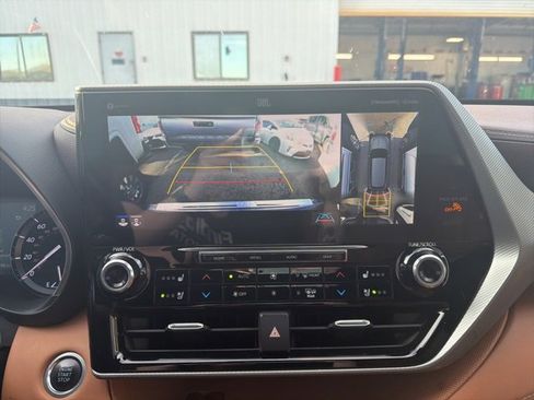 Used 2020 Toyota Highlander Platinum image 9