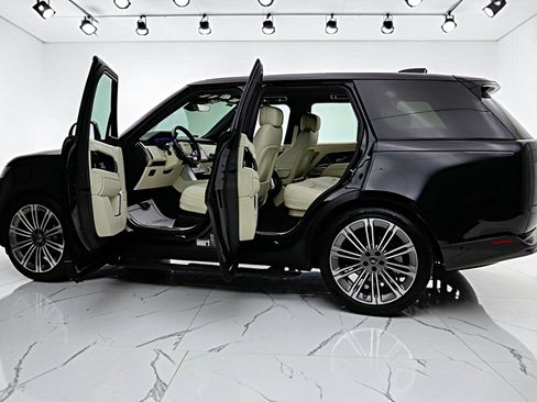 Used 2025 Land Rover Range Rover SE AWD/4WD image 5