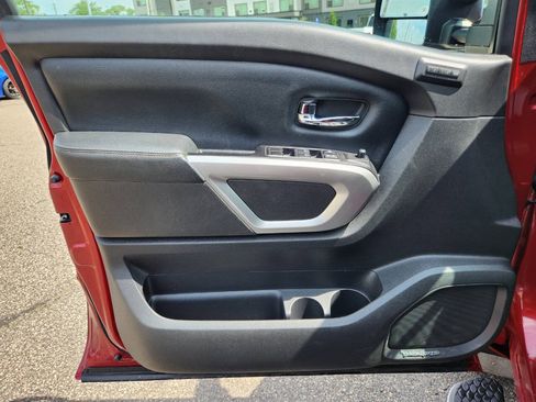 Used 2018 Nissan Titan SL w/ Chrome Package AWD/4WD image 19