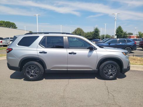 Used 2025 Honda Pilot TrailSport image 2