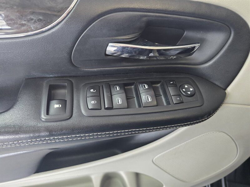 Used 2015 Chrysler Town & Country Touring w/ Driver Convenience Group FWD image 19