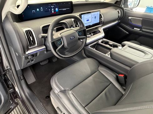 Used 2025 Ford Expedition Platinum w/ Driver's Package image 4