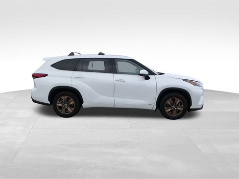 Used 2022 Toyota Highlander Bronze Edition image 2