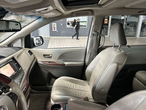 Used 2012 Toyota Sienna Limited w/ Premium Pkg AWD/4WD image 3