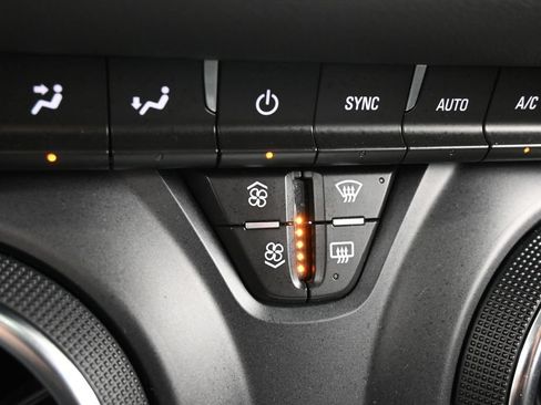 Used 2022 Chevrolet Blazer LT FWD image 25