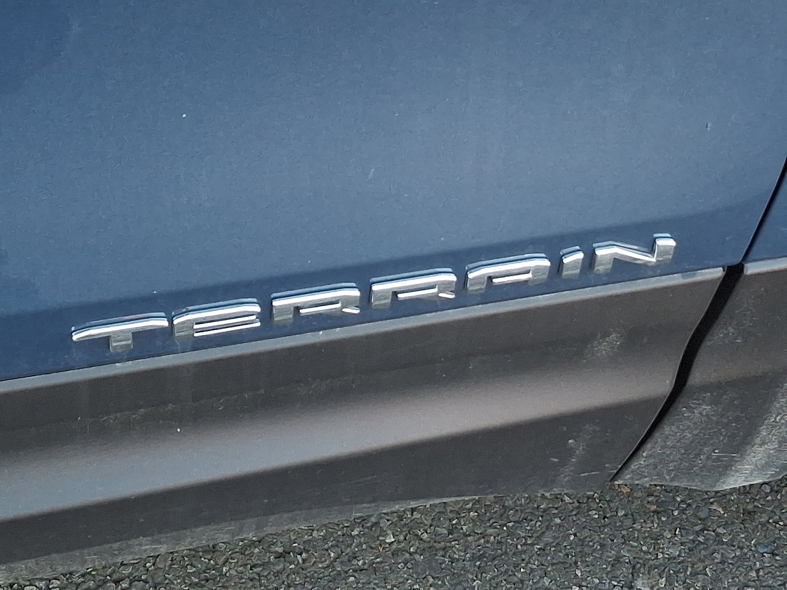 Used 2024 GMC Terrain SLE w/ Driver Convenience Package FWD image 4
