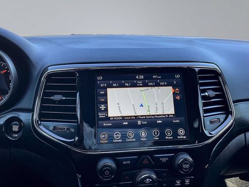 Certified 2022 Jeep Grand Cherokee Laredo X AWD/4WD image 10