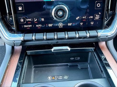 Used 2025 GMC Yukon Denali AWD/4WD image 16