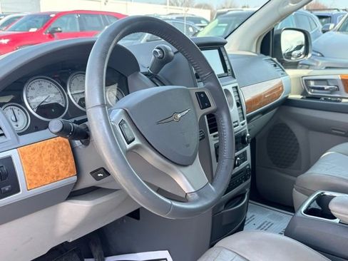 Used 2009 Chrysler Town & Country Limited w/ Entertainment Group #3 image 12