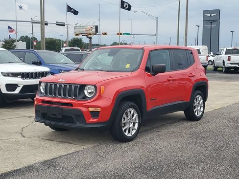 Used 2023 Jeep Renegade Latitude AWD/4WD image 2
