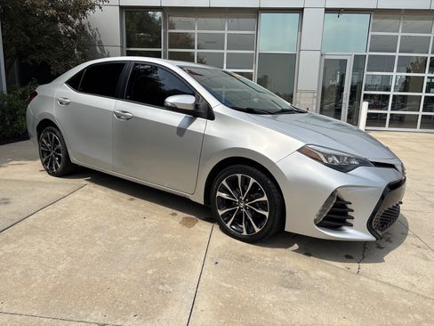 Used 2017 Toyota Corolla SE w/ SE Premium Package FWD image 2