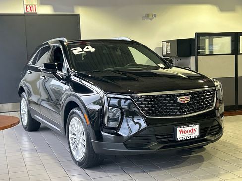 Used 2024 Cadillac XT4 Luxury w/ Cold Weather Package AWD/4WD image 2