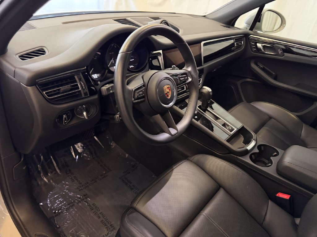 Certified 2026 Porsche Macan AWD/4WD image 4