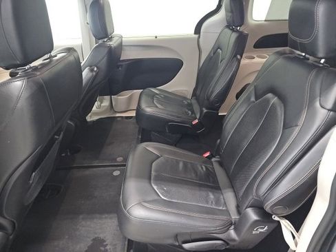 Used 2020 Chrysler Pacifica Touring-L image 20