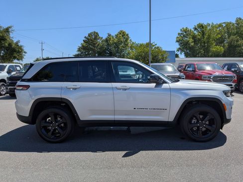 Used 2025 Jeep Grand Cherokee Altitude AWD/4WD image 2