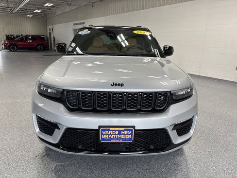 Used 2025 Jeep Grand Cherokee Summit AWD/4WD image 2