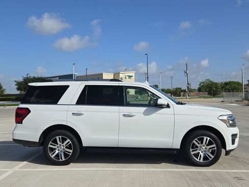 Used 2024 Ford Expedition Limited AWD/4WD image 2