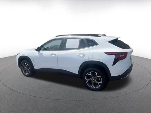 Used 2025 Chevrolet Trax LT w/ LT Convenience Package image 10