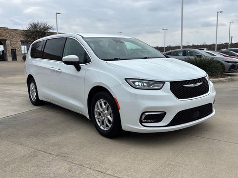 Used 2023 Chrysler Pacifica Touring-L image 5