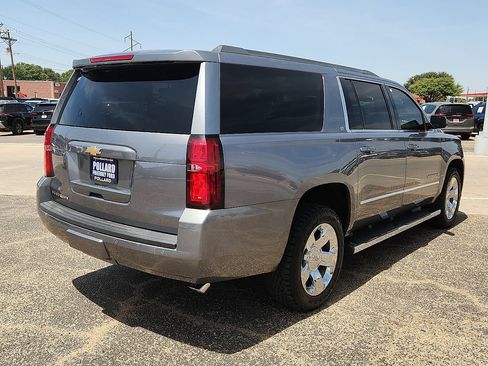 Used 2018 Chevrolet Suburban LT w/ LT Signature Package AWD/4WD image 3