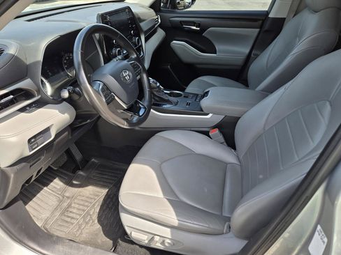 Used 2021 Toyota Highlander XLE FWD image 15