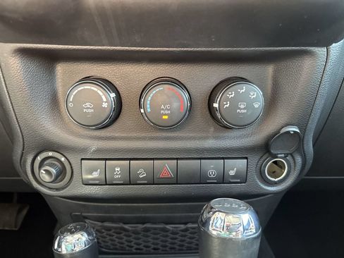 Used 2017 Jeep Wrangler Unlimited Sahara w/ Connectivity Group AWD/4WD image 20