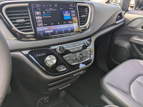 Used 2025 Chrysler Pacifica Select image 19