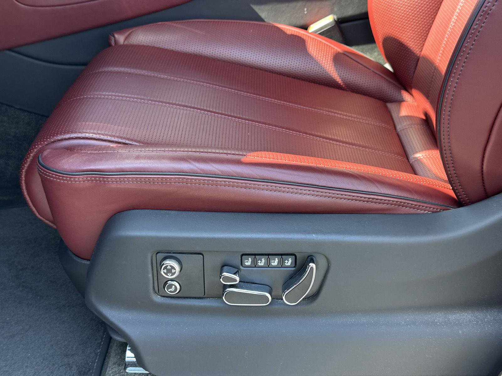 Used 2022 Bentley Bentayga AWD/4WD image 11
