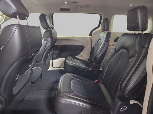 Used 2023 Chrysler Pacifica Touring-L image 17
