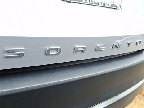 Certified 2022 Kia Sorento S w/ Panoramic Sunroof Package image 30