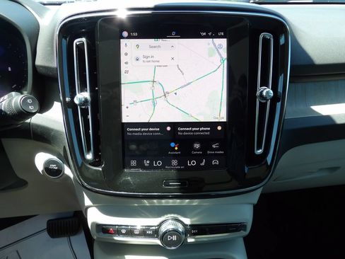 Certified 2024 Volvo XC40 B5 Plus w/ Protection Package Premier AWD/4WD image 23