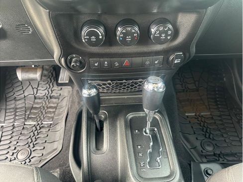 Used 2018 Jeep Wrangler Unlimited Rubicon w/ Connectivity Group image 22